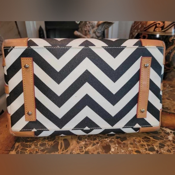 Dooney and Bourke Chevron leather bag - Picture 16 of 16